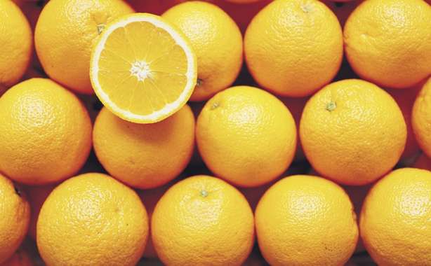 Cam: Thiếu vitamin C có thể gây mất ngủ, ngủ không say giấc hoặc bồn chồn. Lượng vitamin C có trong cam sẽ giúp bạn khắc phục tình trạng này.