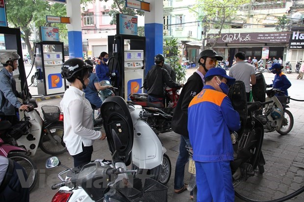 Retail prices of petrol decreased significantly from 3pm of March 15 (Source: VNA)