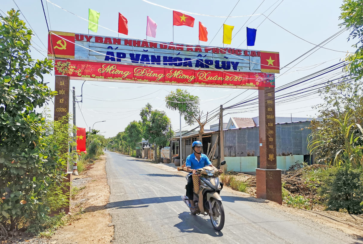 Các công trình xây dựng nông thôn mới được thực hiện với sự đóng góp của nhân dân. (Trong ảnh: Cổng ấp văn hóa ấp Lũy)