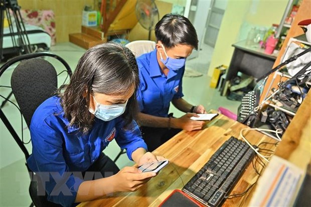 Đoàn viên thanh niên thực hiện khai báo y tế trực tuyến. (Ảnh: Nguyễn Thanh/TTXVN)
