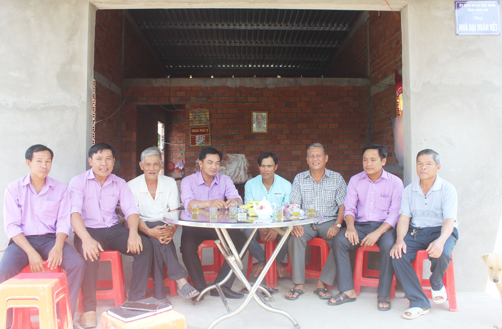Anh Diệp Văn Cược (thứ 4, phải qua) là 1 trong 2 hộ nghèo huyện Mộc Hóa chủ động viết đơn ra khỏi hộ nghèo