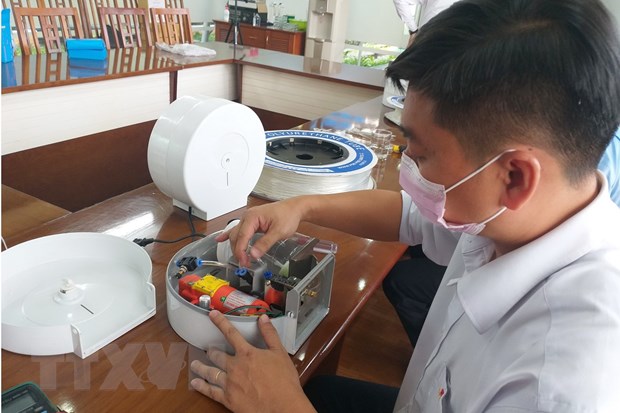 Dịch COVID-19: Thanh niên sáng chế thiết bị rửa tay tự động Đoàn viên, thanh niên Dofico chế tạo thiết bị rửa tay tự động chống COVID-19. (Ảnh: Lê Xuân/TTXVN)