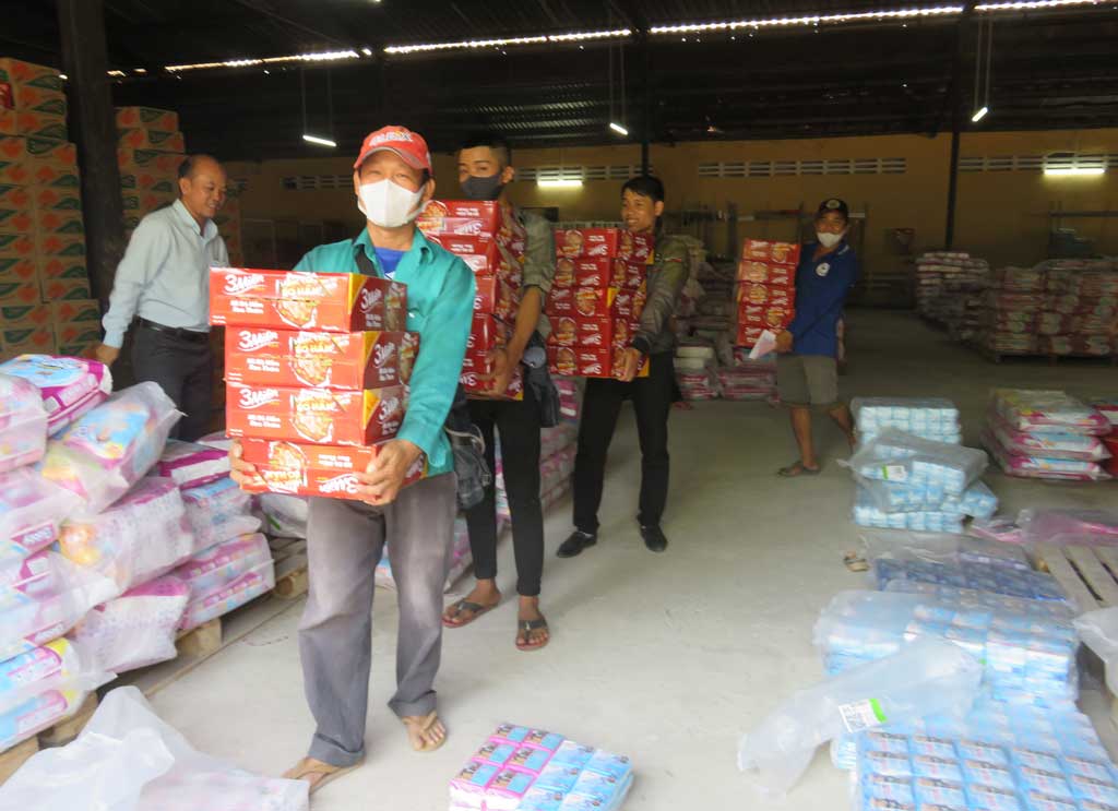 Không lo thiếu hàng hóa trong mùa dịch bệnh covid-19 Nhân viên Công ty Cổ phần Thương mại Mộc Hóa chuẩn bị giao hàng đến đại lý bán lẻ