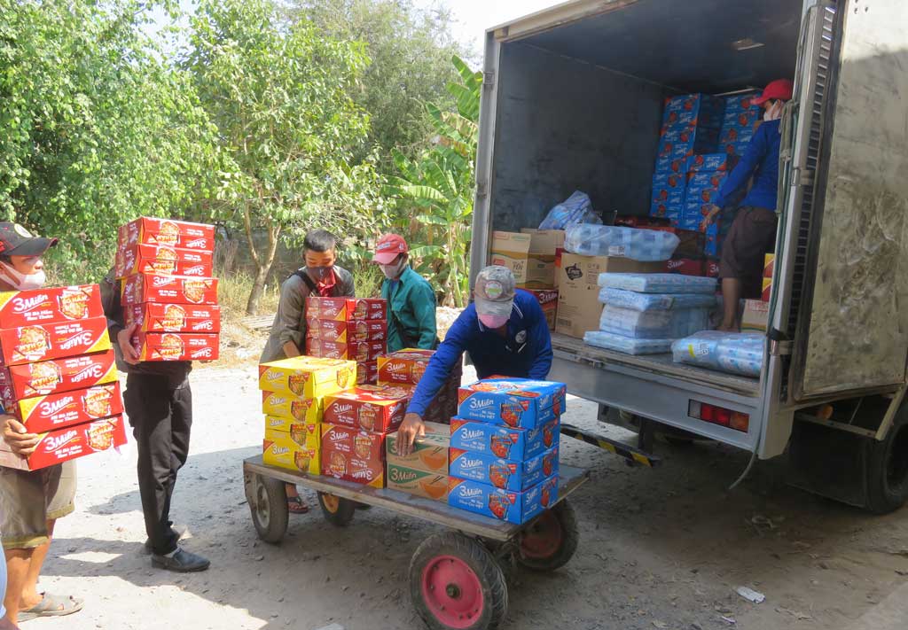 Không lo thiếu hàng hóa trong mùa dịch bệnh covid-19 Nhân viên Công ty Cổ phần Thương mại Mộc Hóa chuẩn bị giao hàng đến đại lý bán lẻ