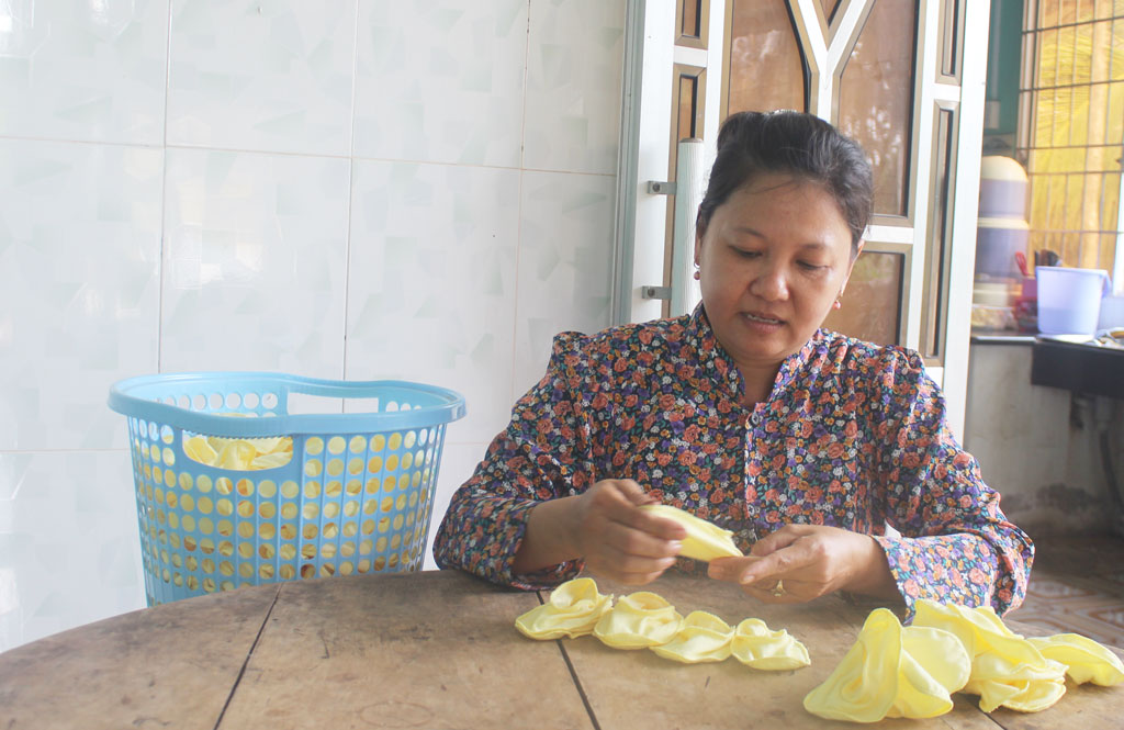Chị Đoàn Thị Kim Loan nhận hàng về may gia công tại nhà, góp phần tăng thu nhập, cải thiện chất lượng cuộc sống