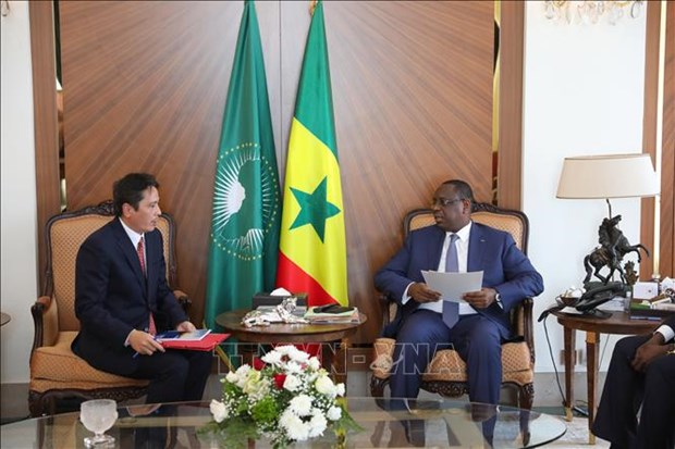 Vietnam, Senegal look to sign extra deals to boost trade, investment Vietnamese Ambassador to Algeria and Senegal Nguyen Thanh Vinh (L) meets Senegalese President Macky Sall on March 10. (Photo: VNA)