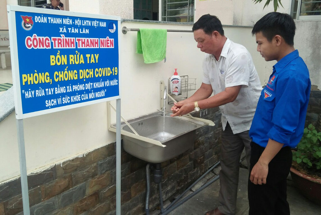 Công trình “Bồn rửa tay phòng, chống dịch Covid-19” đặt tại trụ sở UBND xã Tân Lân phục vụ người dân khi đến liên hệ công tác