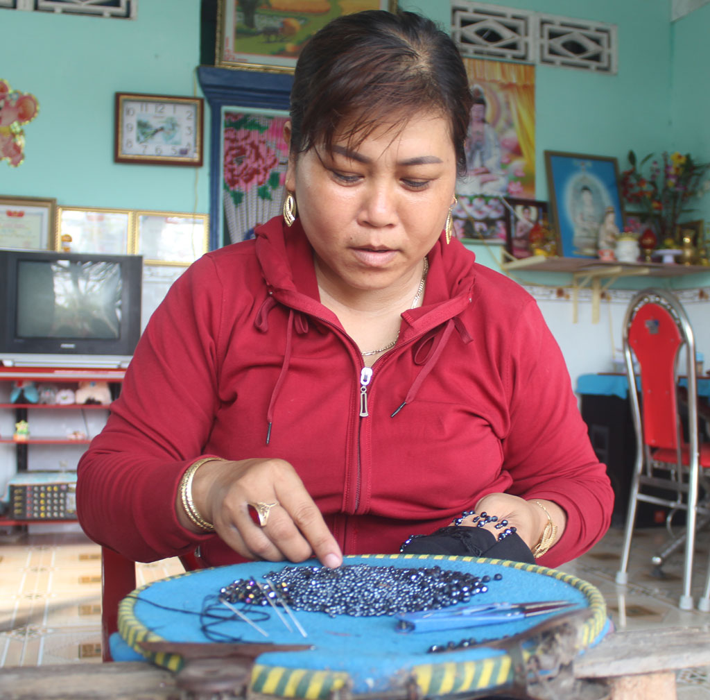 Công việc kết cườm góp phần giải quyết việc làm cho phụ nữ nhàn rỗi ở địa phương
