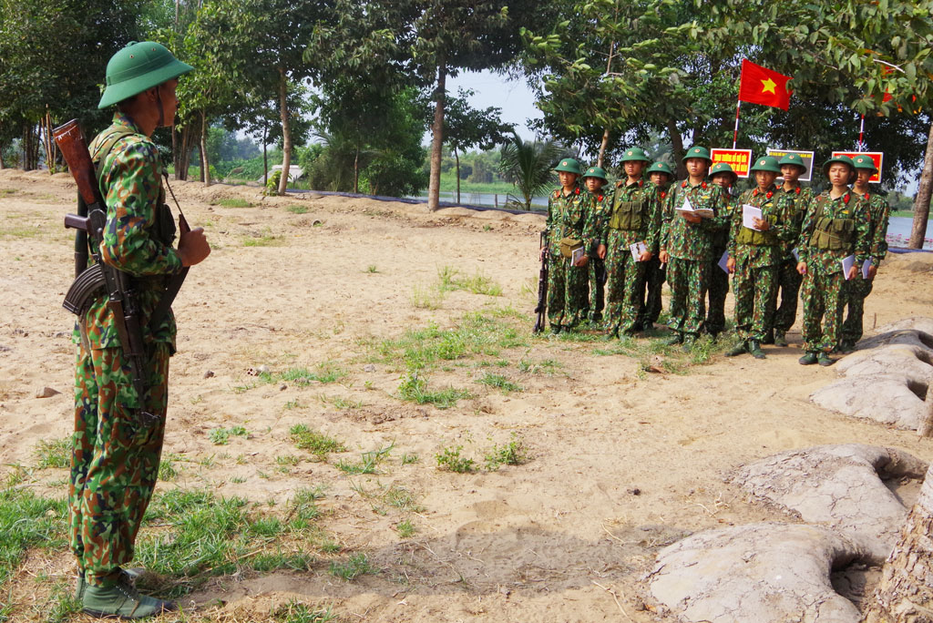 Chiến sĩ mới Tiểu đoàn 1 thi đua học tập, rèn luyện trên thao trường