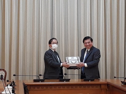 Chairman of Ho Chi Minh City People’s Committee Nguyen Thanh Phong (R) receives Chief Representative of JICA Vietnam Office Konaka Tetsuo (Source: http://www.hochiminhcity.gov.vn/)