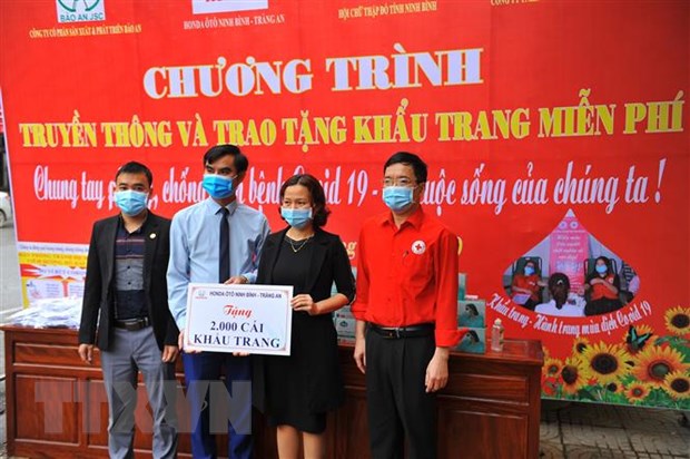 Công ty Honda ôtô Ninh Bình trao tặng 2.000 khẩu trang cho chương trình. (Ảnh: Minh Đức/TTXVN)