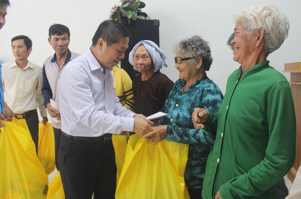 Thứ trưởng Bộ Lao động - Thương binh và Xã hội - Lê Tấn Dũng tặng quà tết cho người nghèo trên địa bàn tỉnh