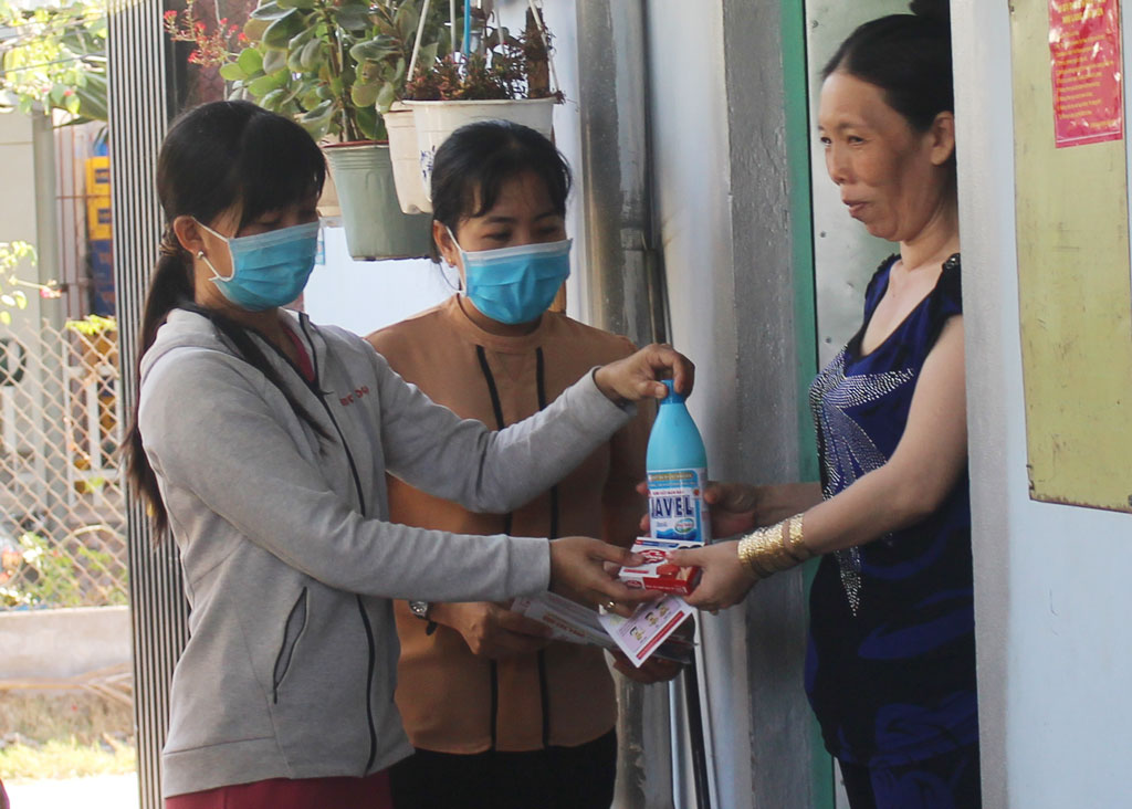 Hội Liên hiệp Phụ nữ xã Long Định và chủ nhà trọ phát tờ rơi, xà phòng, nước tẩy,... cho công nhân thuê trọ