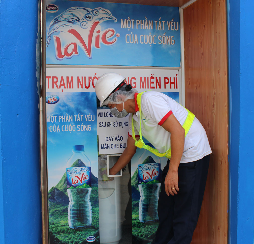 Trạm nước phục vụ miễn phí cho cộng đồng của Công ty TNHH La Vie tại Long An góp phần hạn chế chai nhựa thải ra môi trường
