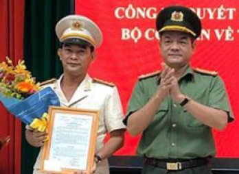 Công bố quyết định thăng cấp hàm cho đồng chí Phạm Thanh Tâm - Phó Giám đốc Công an tỉnh Long An