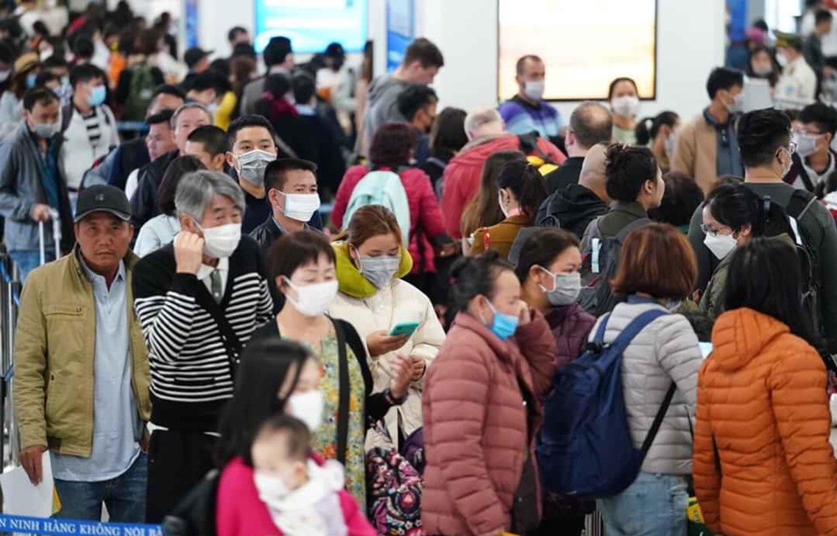 Hành khách làm thủ tục chuyến bay tại Cảng hàng không quốc tế Nội Bài. (Ảnh: CTV/Vietnam+)