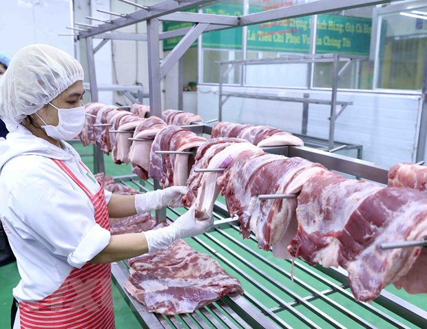 Sản phẩm thịt lợn sau khi chế biến được để trên giá đảm bảo vệ sinh thực phẩm. (Ảnh: Vũ Sinh/TTXVN)