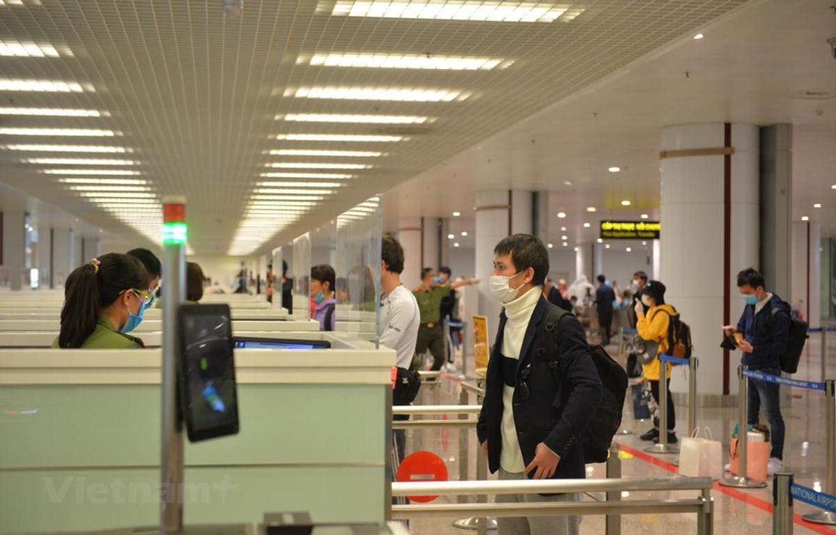 Hành khách làm thủ tục nhập cảnh tại sân bay Nội Bài. (Ảnh: Hoàng Anh/Vietnam+)