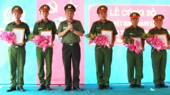 Công bố quyết định thành lập Công an thị trấn Bình Phong Thạnh