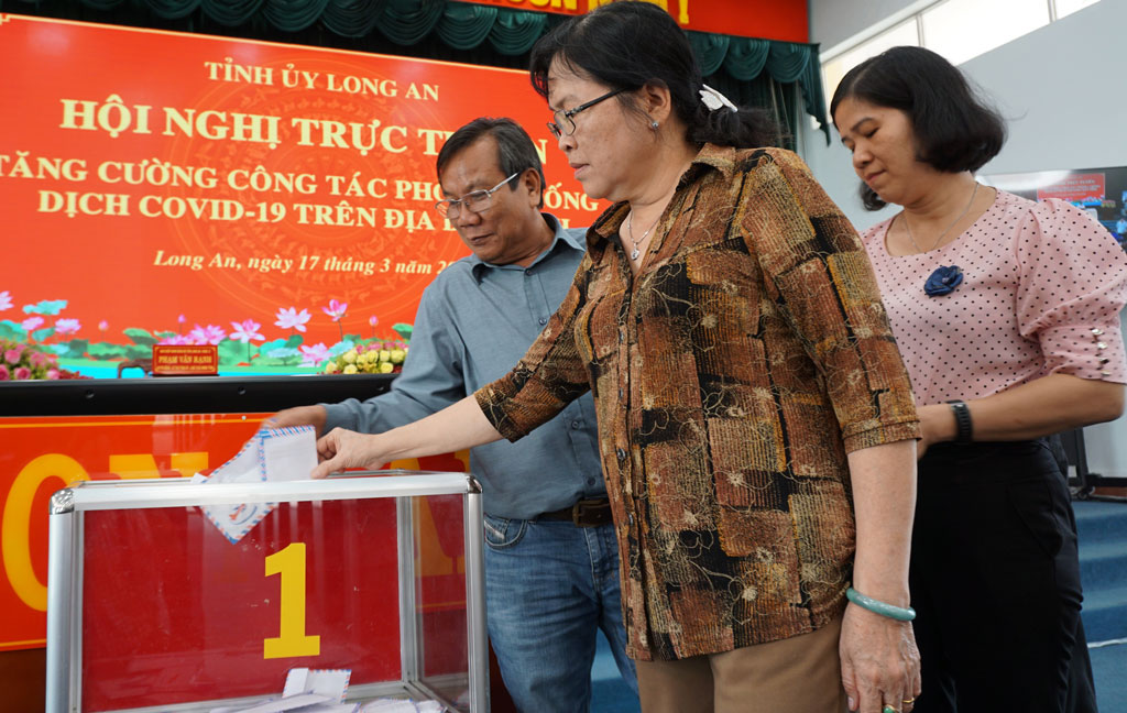 Phát động toàn dân ủng hộ phòng, chống Covid-19 Đại biểu tỉnh ủng hộ Quỹ phòng, chống dịch Covid-19