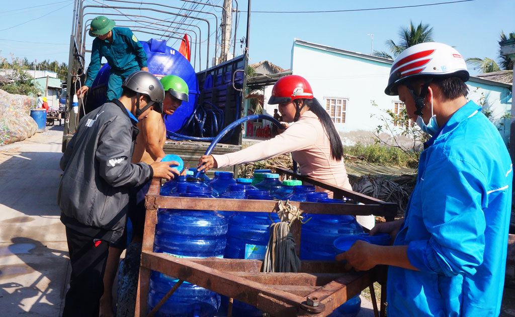 Ngành chức năng chở nước cấp cho người dân ở xã Phước Vĩnh Đông, huyện Cần Giuộc