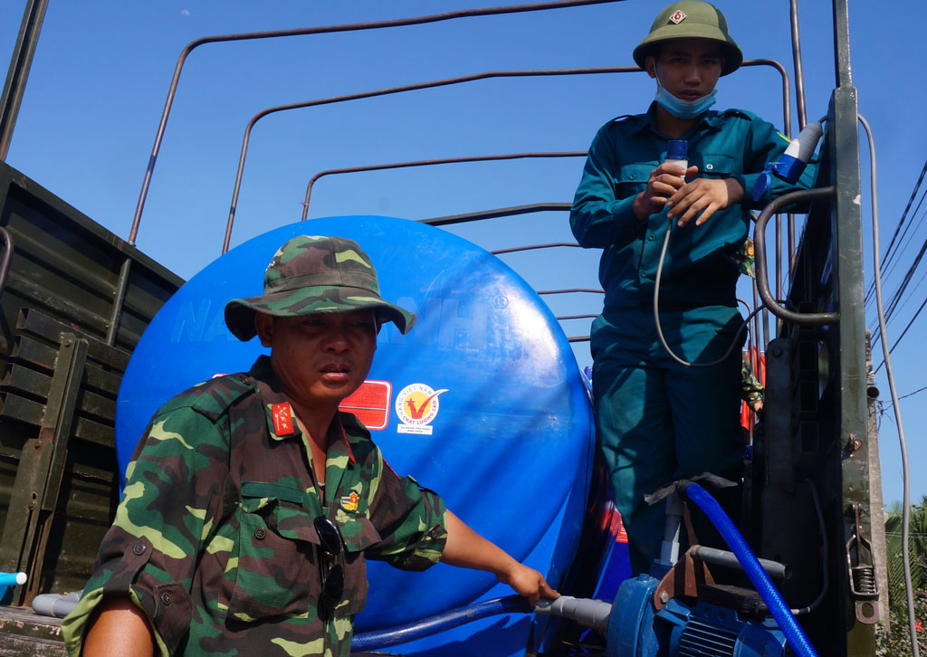 Lực lượng vũ trang tỉnh hỗ trợ cấp nước cho người dân thiếu nước ở huyện Cần Giuộc