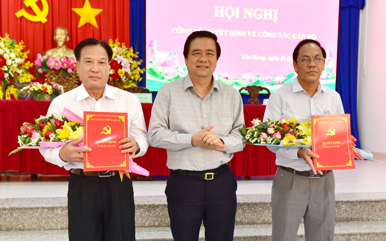Ông Phạm Văn Rạnh trao quyết định cho ông Lương Sơn Cầu (bìa trái) và ông Lê Văn Hùng