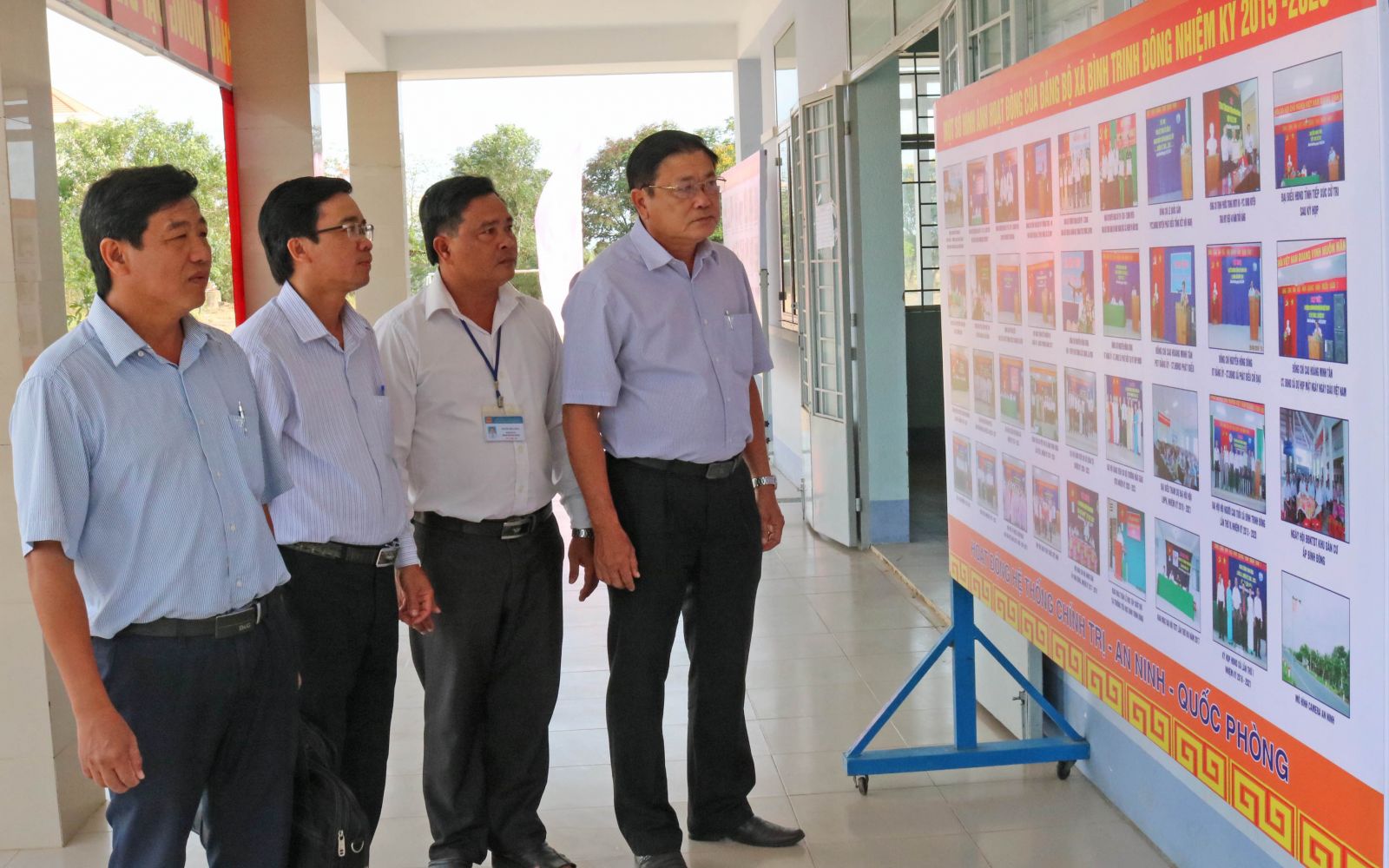 Phó Bí thư Thường trực Huyện ủy Tân Trụ - Trần Văn Đốc (bìa phải) kiểm tra công tác chuẩn bị Đại hội tại xã Bình Trinh Đông