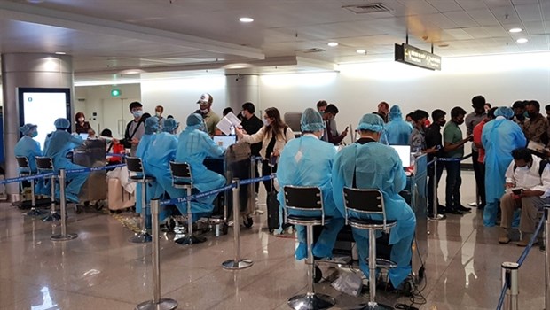 HCM City strives to keep number of COVID-19 cases within 300 COVID-19 prevention and control efforts at Tan Son Nhat International Airport in HCM City (Source: VNA)