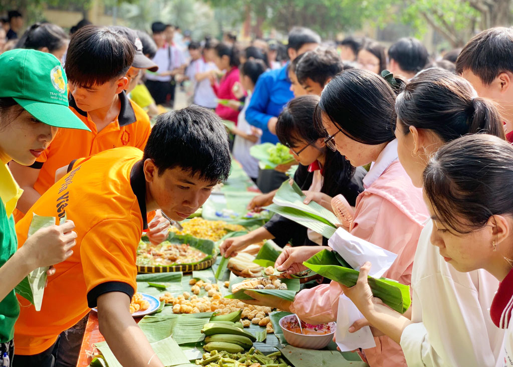 Đoàn trường THPT Rạch Kiến phối hợp Câu lạc bộ Cỏ 4 lá tổ chức chương trình Văn nghệ-buffet với chủ đề hòa nhịp tim chung nhịp đập, góp phần giáo dục kỹ năng sống cho học sinh