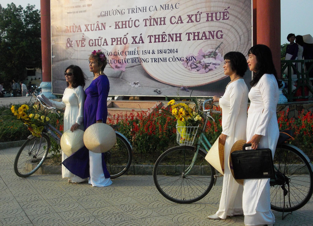 Cựu nữ sinh Đồng Khánh Huế chụp ảnh lưu niệm ở đường Trịnh Công Sơn tại Festival Huế 2014