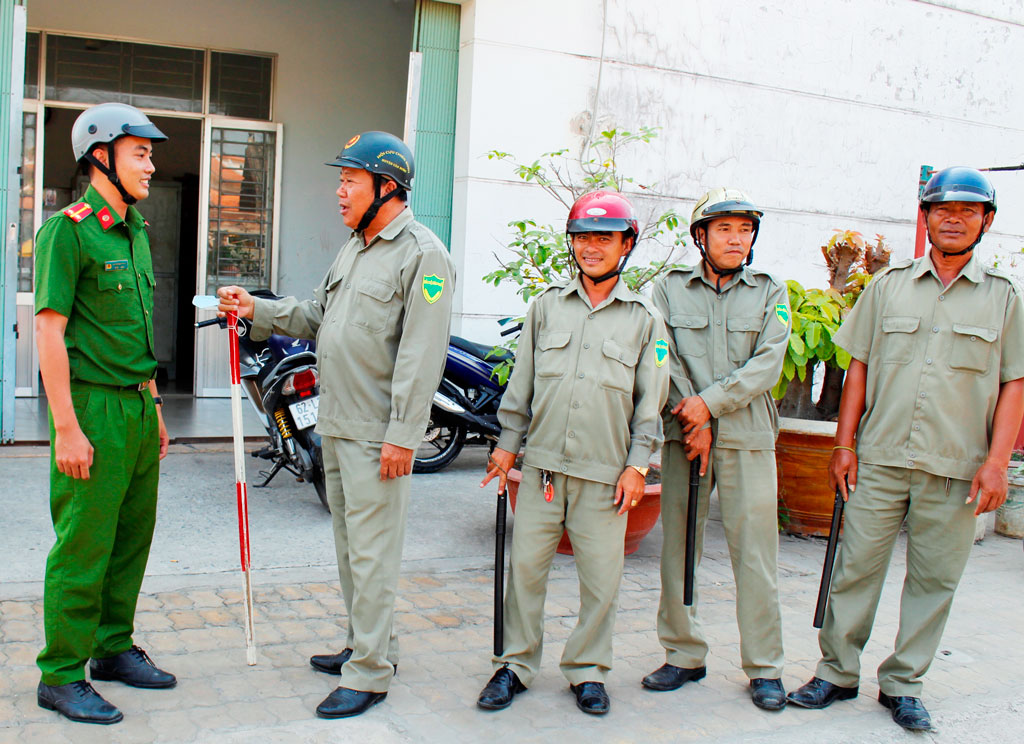 Ông Trần Xuân Hùng (thứ 2, trái qua) cùng thành viên Ban Bảo vệ dân phố tuần tra khu vực