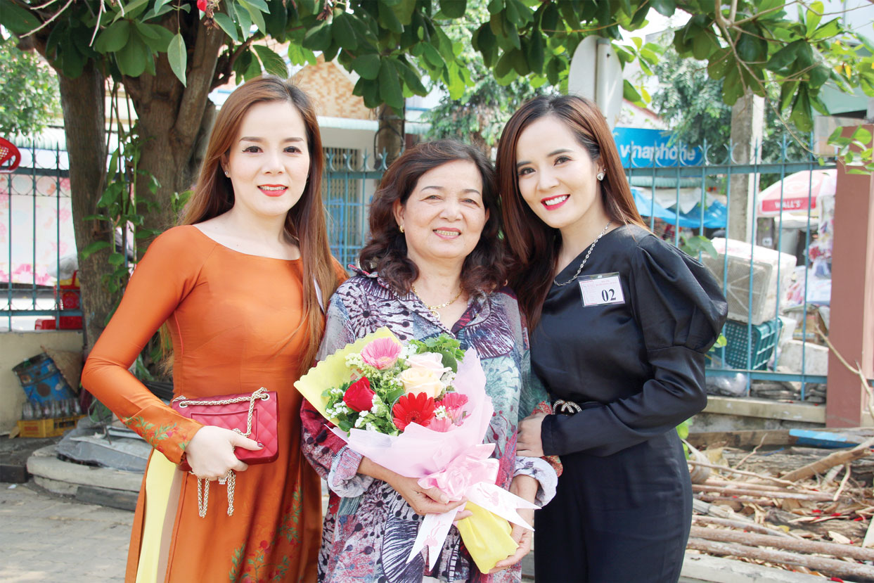 Bà Trịnh Thúy Phượng bên cạnh 2 cô con gái lớn