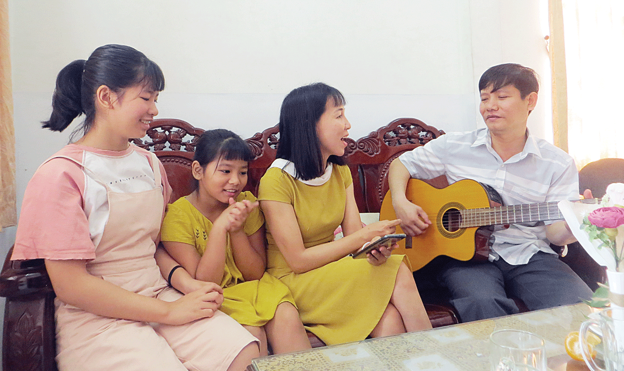 Hạnh phúc của vợ chồng chị Giang đôi khi chỉ là những lúc rảnh rỗi, anh ngồi đệm đàn cho chị hát