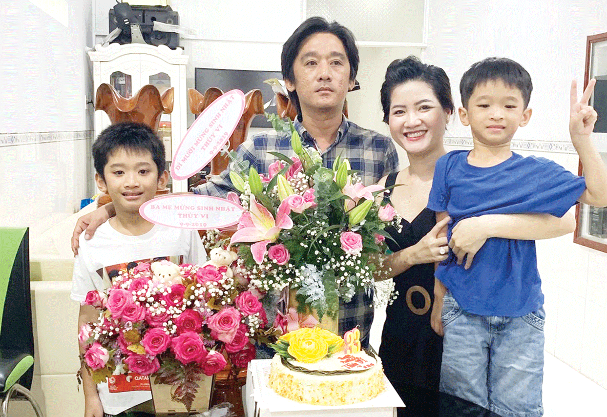 Đủ yêu thương, hạnh phúc sẽ đong ầy Chị Vi cảm thấy hạnh phúc từ sự quan tâm của chồng. Đó có thể là một đóa hoa, bữa tiệc ấm áp dành tặng vợ nhân ngày sinh nhật