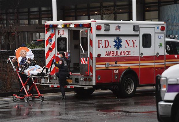 Nhân viên y tế chuyển bệnh nhân nghi nhiễm COVID-19 tới bệnh viện ở New York, Mỹ, ngày 23/3/2020. (Nguồn: AFP/TTXVN)