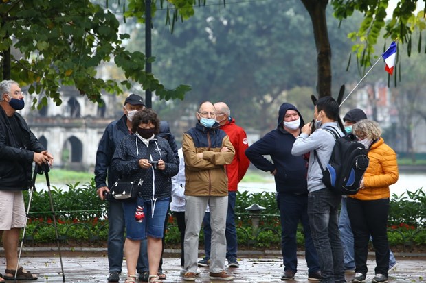 Foreign visitors in Hanoi capital (Photo: VNA)