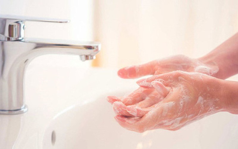 Rửa tay với nước và xà phòng trước khi nấu ăn cho cả gia đình: Không chỉ virus mà còn rất nhiều vi khuẩn bám vào tay của bạn, do đó nên rửa tay trước khi chế biến thức ăn để tránh mang mầm bệnh vào bữa cơm gia đình.