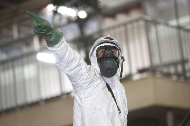 Hanoi hastens efforts to handle COVID-19 hotbed at Bach Mai Hospital A soldier of the Defence Ministry’s chemical arm takes part in the disinfection of Bach Mai Hospital on late March 28 (Photo: VNA)