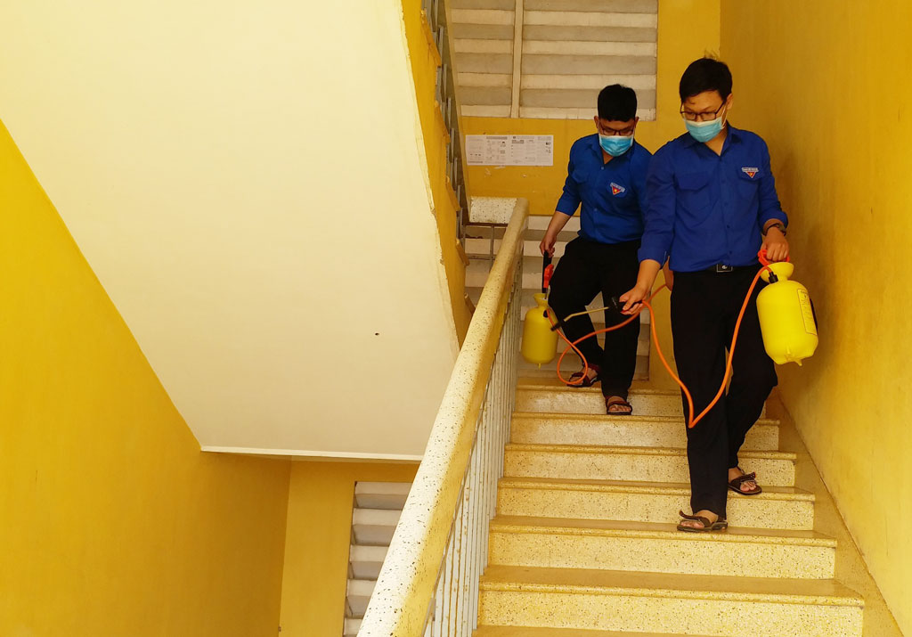 Giữ môi trường học đường an toàn Trường học được phun thuốc diệt khuẩn, khử trùng nhằm bảo đảm môi trường an toàn cho học sinh