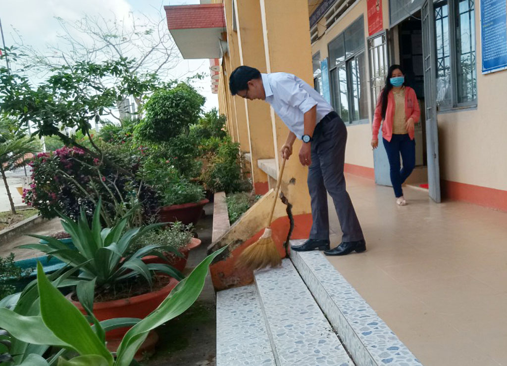 Giữ môi trường học đường an toàn Vệ sinh khuôn viên trường học Các trường thường xuyên vệ sinh đồ dùng, đồ chơi của học sinh