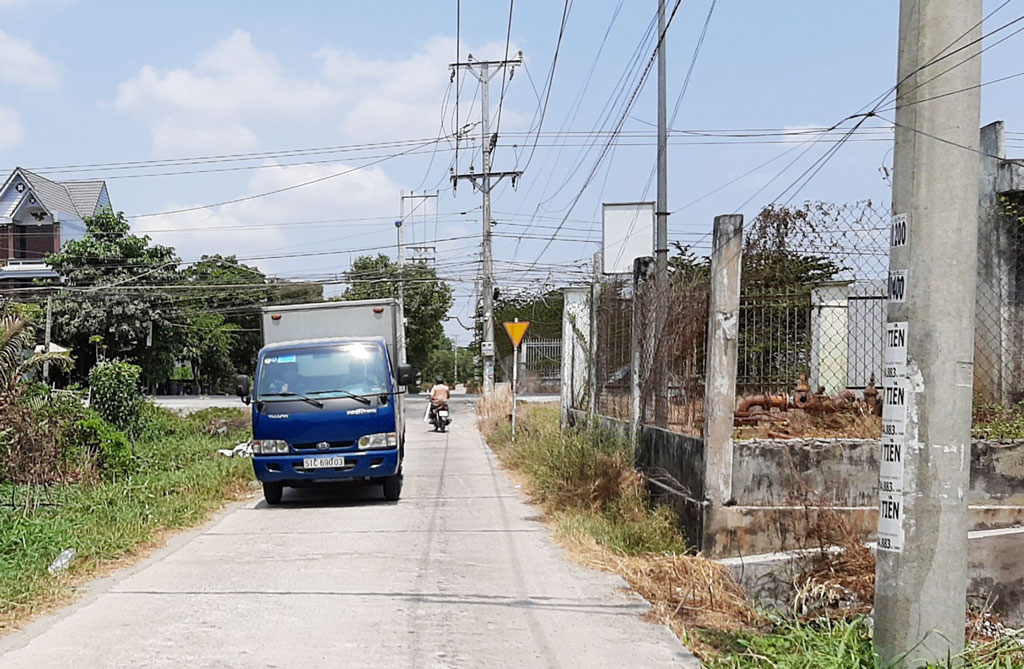 Tại nhiều tuyến đường ấp ở Thanh Phú, đường bêtông trải dài, ôtô đi lại thuận lợi
