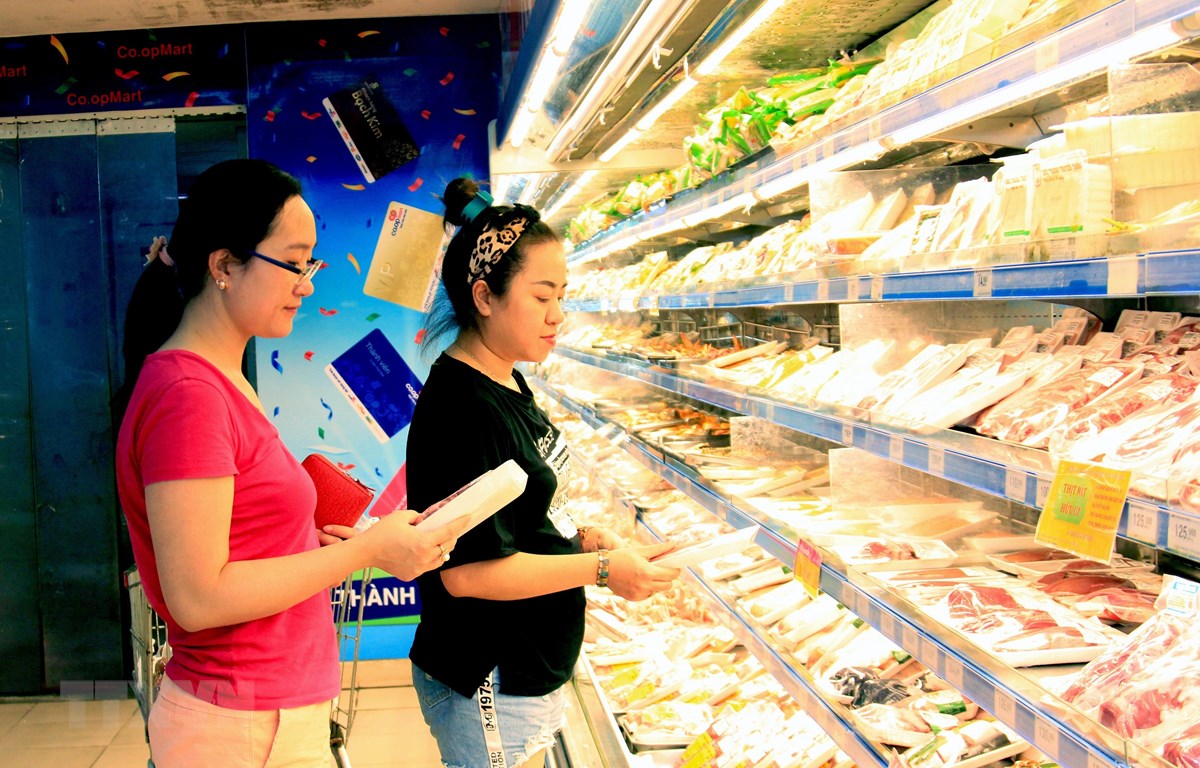Khách hàng chọn mua thịt lợn tại siêu thị Co.opmart Hà Đông (Hà Nội). (Ảnh: Quang Quyết/TTXVN)