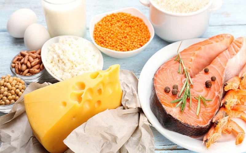 Thực phẩm giúp hấp thụ vitamin D: Ở người lớn tuổi, loãng xương do thiếu vitamin D là bệnh lý thường gặp. Những thực phẩm giàu vitamin D gồm: cá hồi, cá ngừ, trứng, ngũ cốc, sữa, một số loại sữa chua, nước ép.