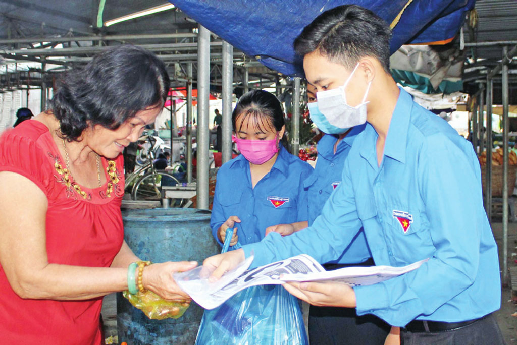 Tuổi trẻ đẩy mạnh tuyên truyền kết hợp cấp, phát khẩu trang và dung dịch sát khuẩn miễn phí cho người dân tại các điểm công cộng. Đến nay, các cơ sở Đoàn, Hội, Đội trong tỉnh phát hơn 600.000 tờ rơi tuyên truyền, 300.000 khẩu trang, 600 chai dung dịch rửa tay sát khuẩn