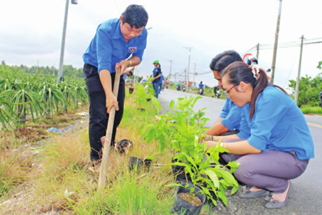 Các bạn trẻ trồng và chăm sóc cây xanh. Đến nay, toàn tỉnh có 188 tuyến Đường hoa Thanh niên góp phần chào mừng đại hội Đảng các cấp nhiệm kỳ 2020-2025