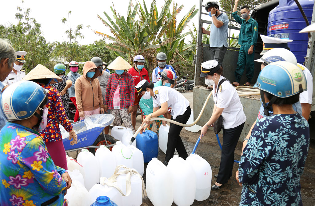 Người dân xã Giao Long, huyện Châu Thành, tỉnh Bến Tre nhận nước ngọt tại vị trí tập kết do tàu 937 cấp