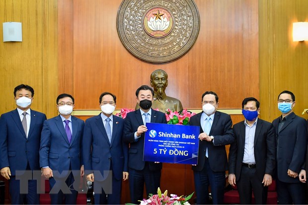 Ông Trần Thanh Mẫn tiếp nhận sự ủng hộ của Ngân hàng Shinhan Bank. (Ảnh: Dương Giang/TTXVN)