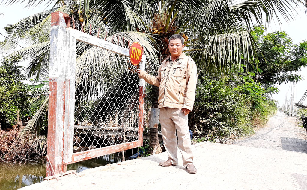 Hầu hết các công trình tại địa phương đều có ít nhiều đóng góp của ông Trần Ngọc Hưởng (Trong ảnh: Ông Hưởng tại một công trình cầu, đường và cổng an ninh, trật tự trong ấp Phú Xuân 2)