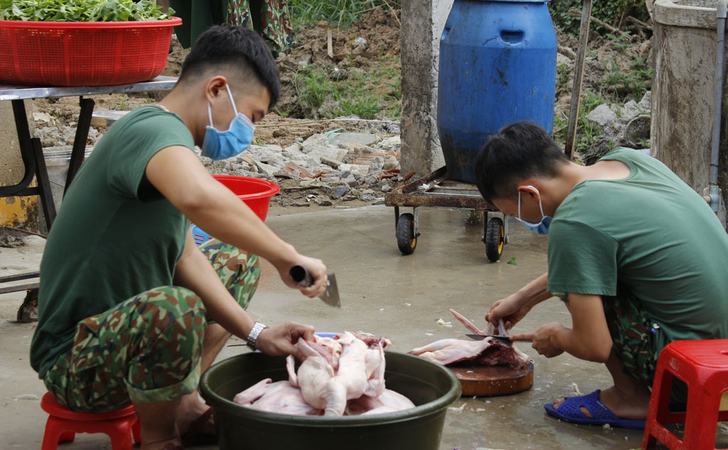 Bộ đội chuẩn bị cơm trưa cho người bị cách ly